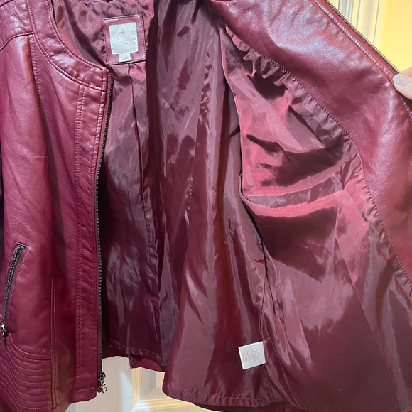 SOLD!
NWT! Women’s burgundy faux leather jacket. - Picture 3 of 5